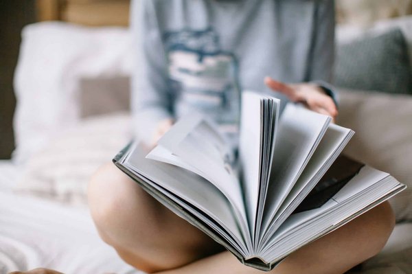 Quelles techniques de relaxation rapide peuvent être utilisées pendant les pauses au travail?