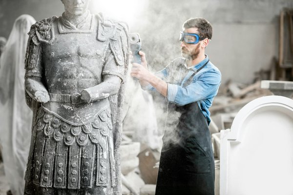 Quelle est la méthode pour sculpter le granite pour des monuments modernes ?